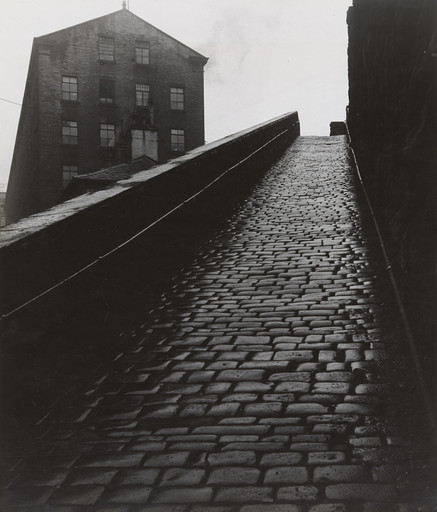 82年　デッドストック　ノーシミ印刷物　ノーヒゲ 一生物のホワイトアルバム Bill Brandt. A Snicket in Halifax. 1937 | MoMA