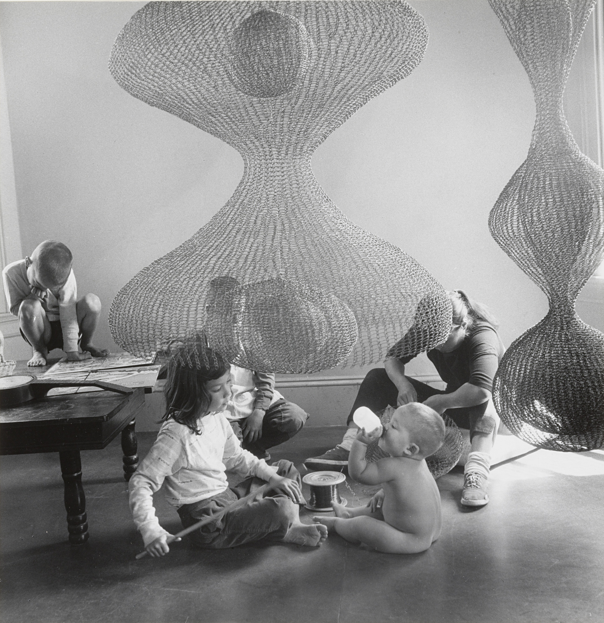 Imogen Cunningham. Ruth Asawa at Work with Children