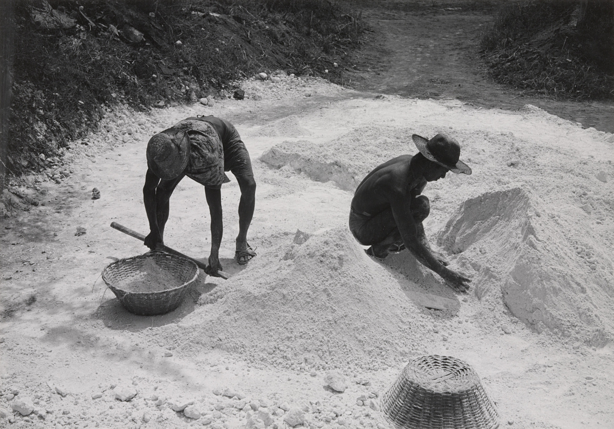 Manuel Álvarez Bravo. Salineros en Cuyutlán 3 (Salt Workers in Cuyutlán 3)