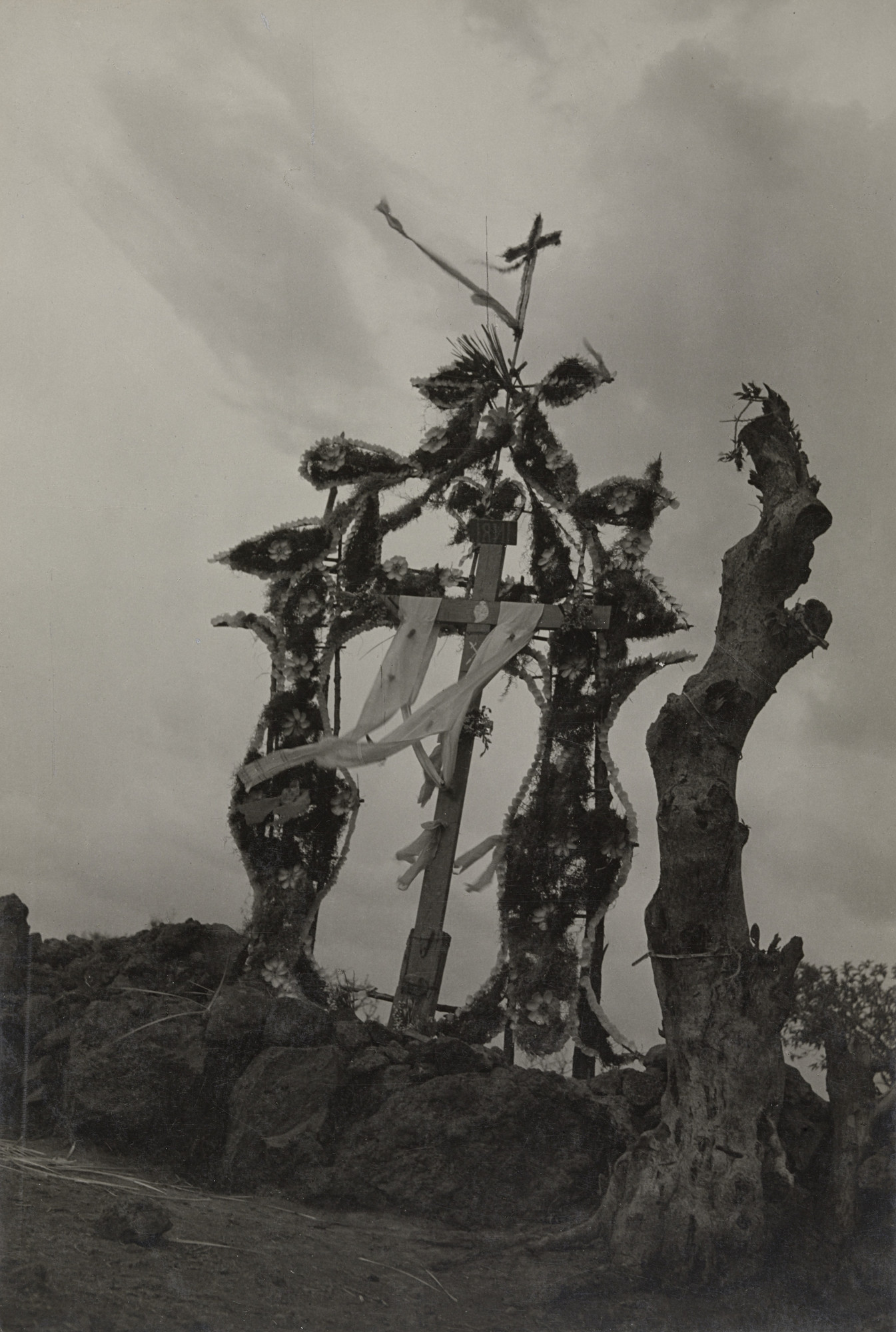 Manuel Álvarez Bravo. Cruce de Chalma (Crossing at Chalma)