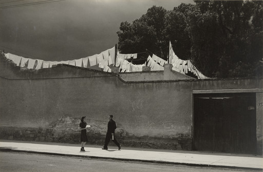 Manuel Álvarez Bravo. Qué chiquito es el mundo (How Small the World Is). 1942