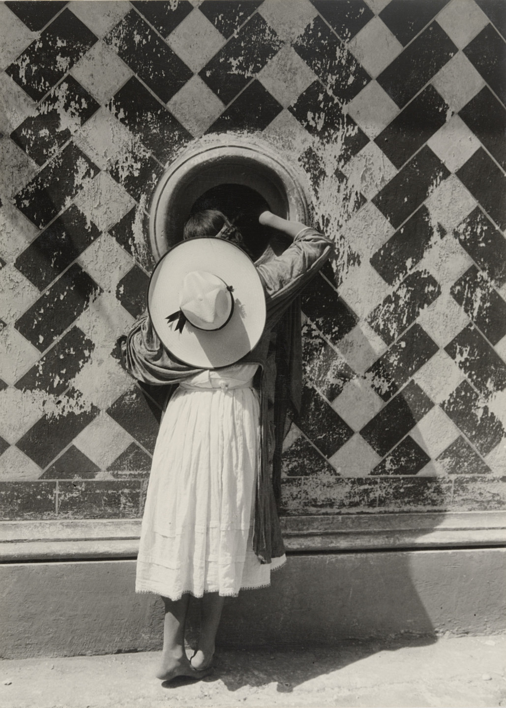 Manuel Álvarez Bravo. La hija de los danzantes (The Daughter of the Dancers). 1933
