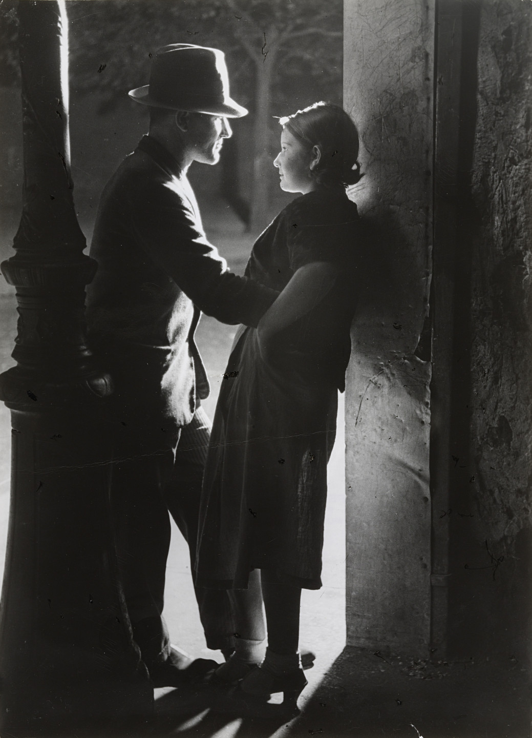 Brassaï (Gyula Halász). Lovers Under a Street Lamp. (Les amoureux sous un rèverbére). c. 1932
