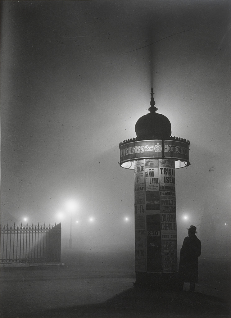 A Morris column in the fog, Avenue de l'Observatoire