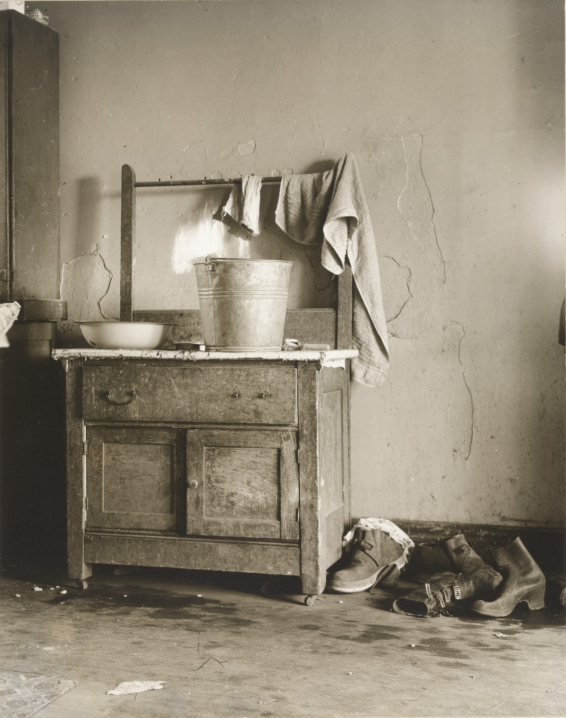 Russell Lee. Washstand in Corner of Kitchen of Edgar Allen&#39;s Home on Farm near Milford, Iowa. 1936