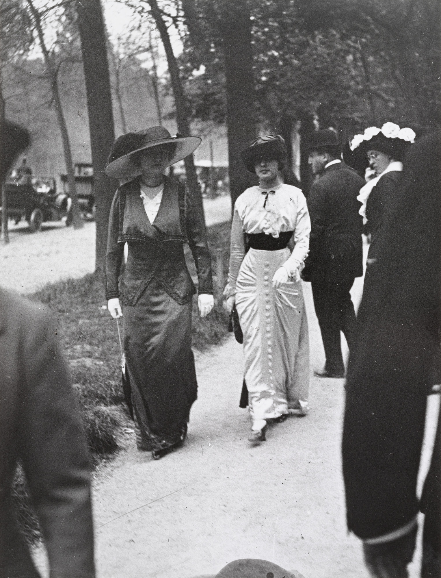 Jacques-Henri Lartigue. Avenue du Bois de Boulogne, Paris