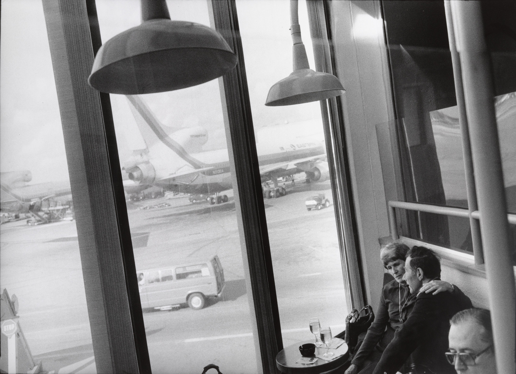 【Arrivals & Departures】Garry Winogrand Garry Winogrand | Kennedy Airport, from the series Arrivals