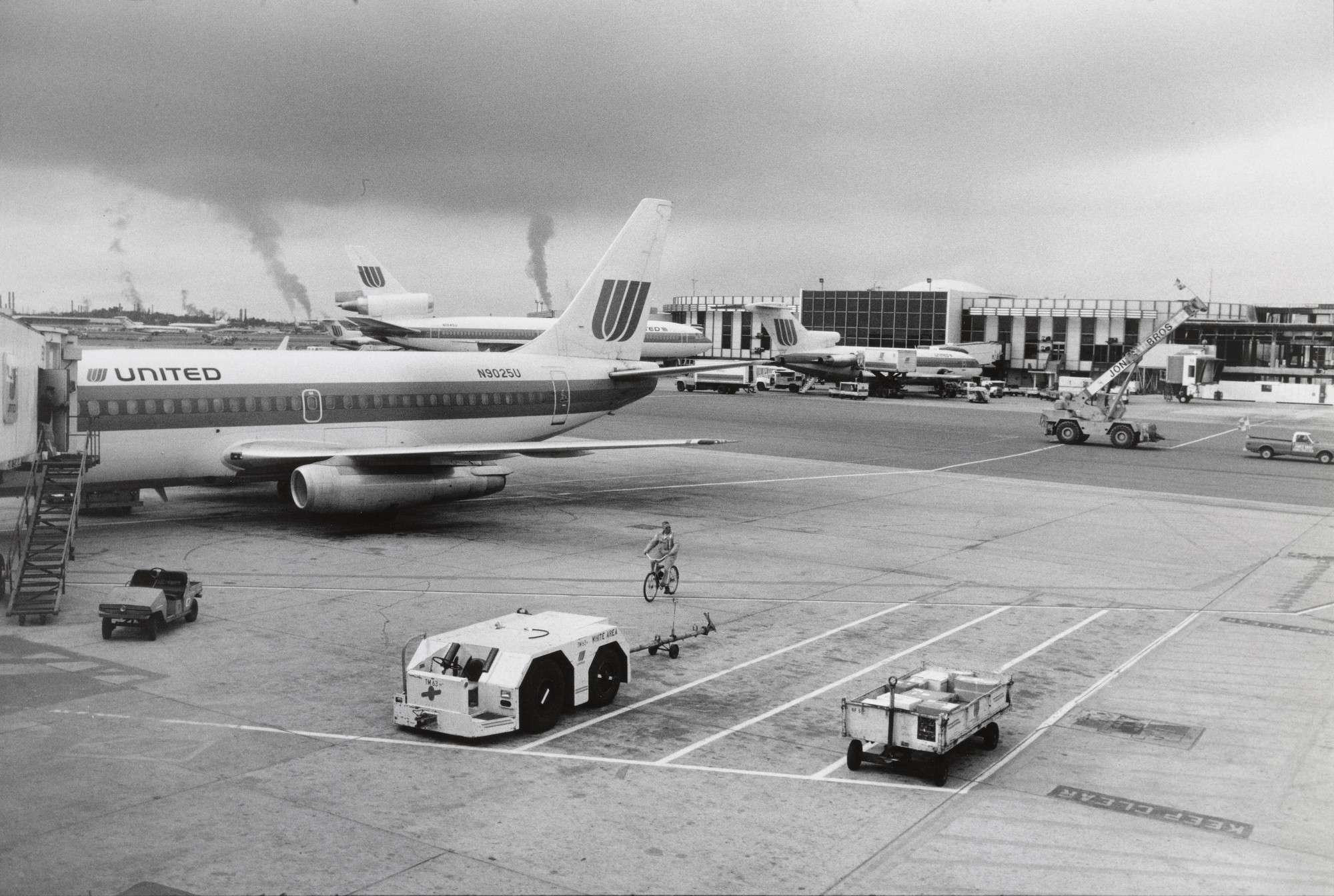 Garry Winogrand. Los Angeles Airport