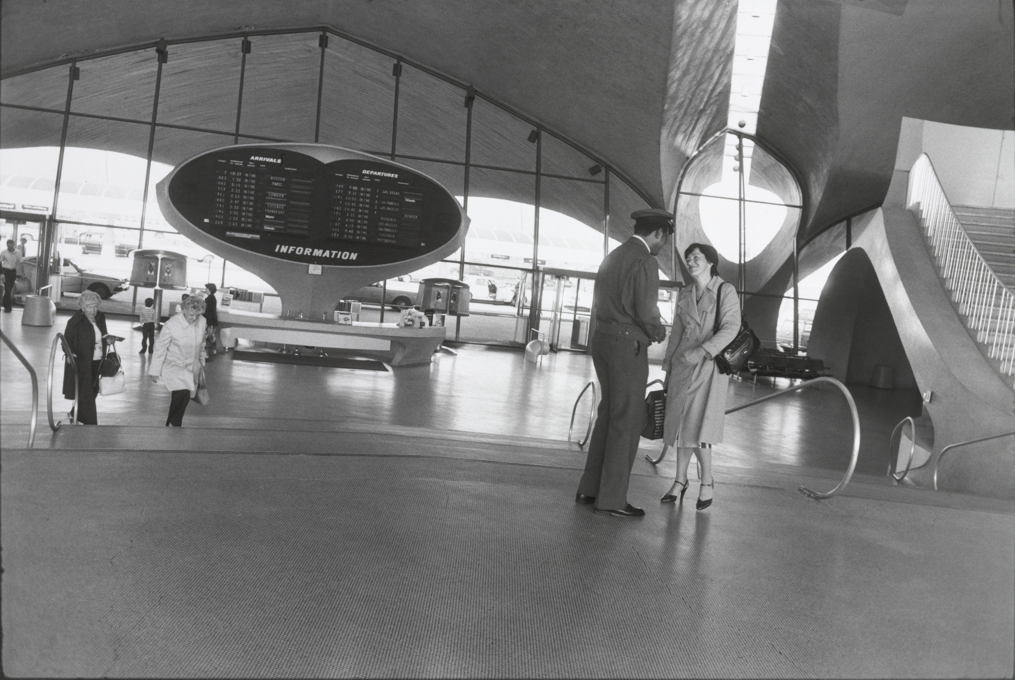 Garry Winogrand. T.W.A. Terminal, Kennedy Airport, New York