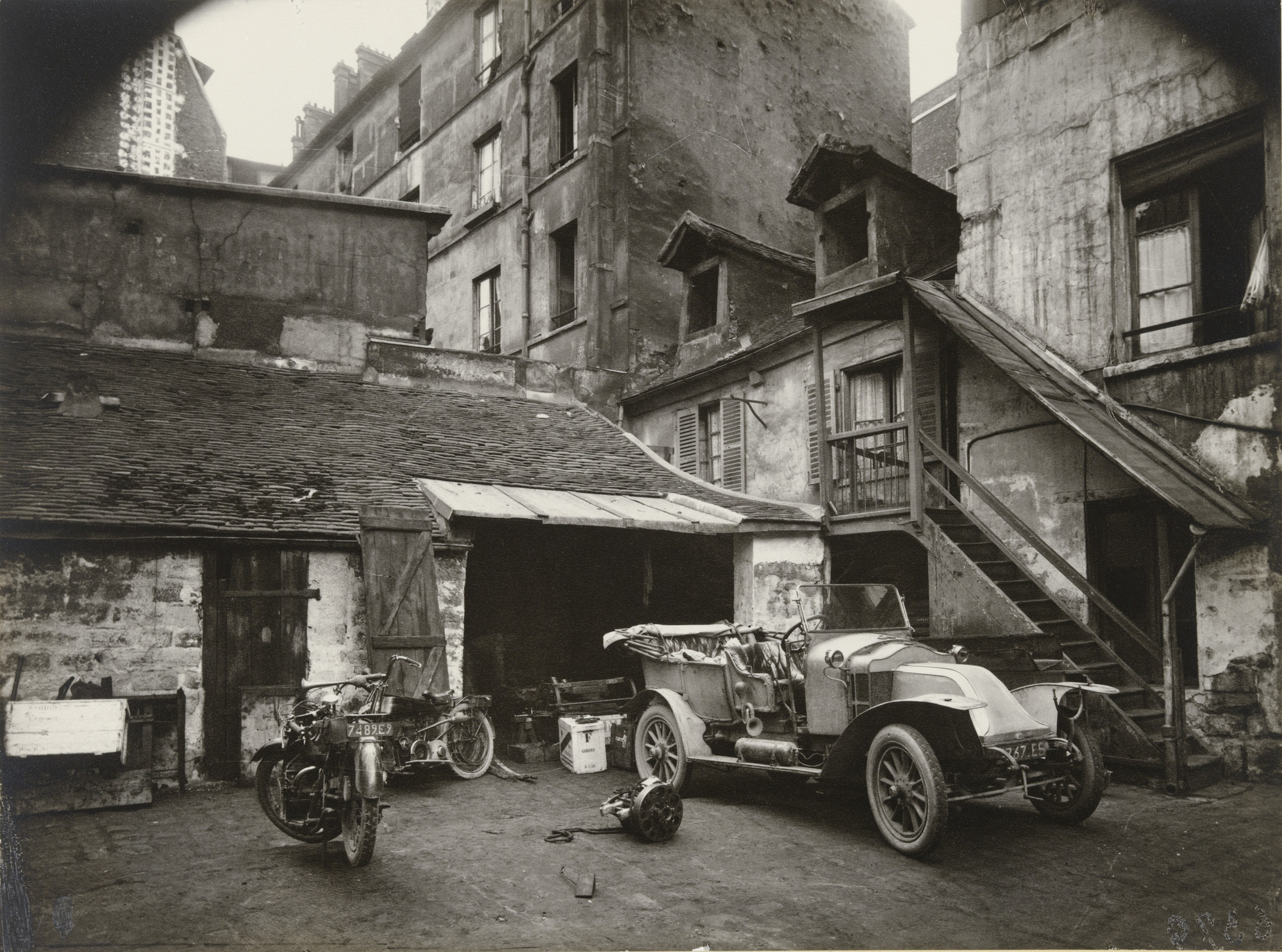 Eugène Atget. Cour, Rue de Valence