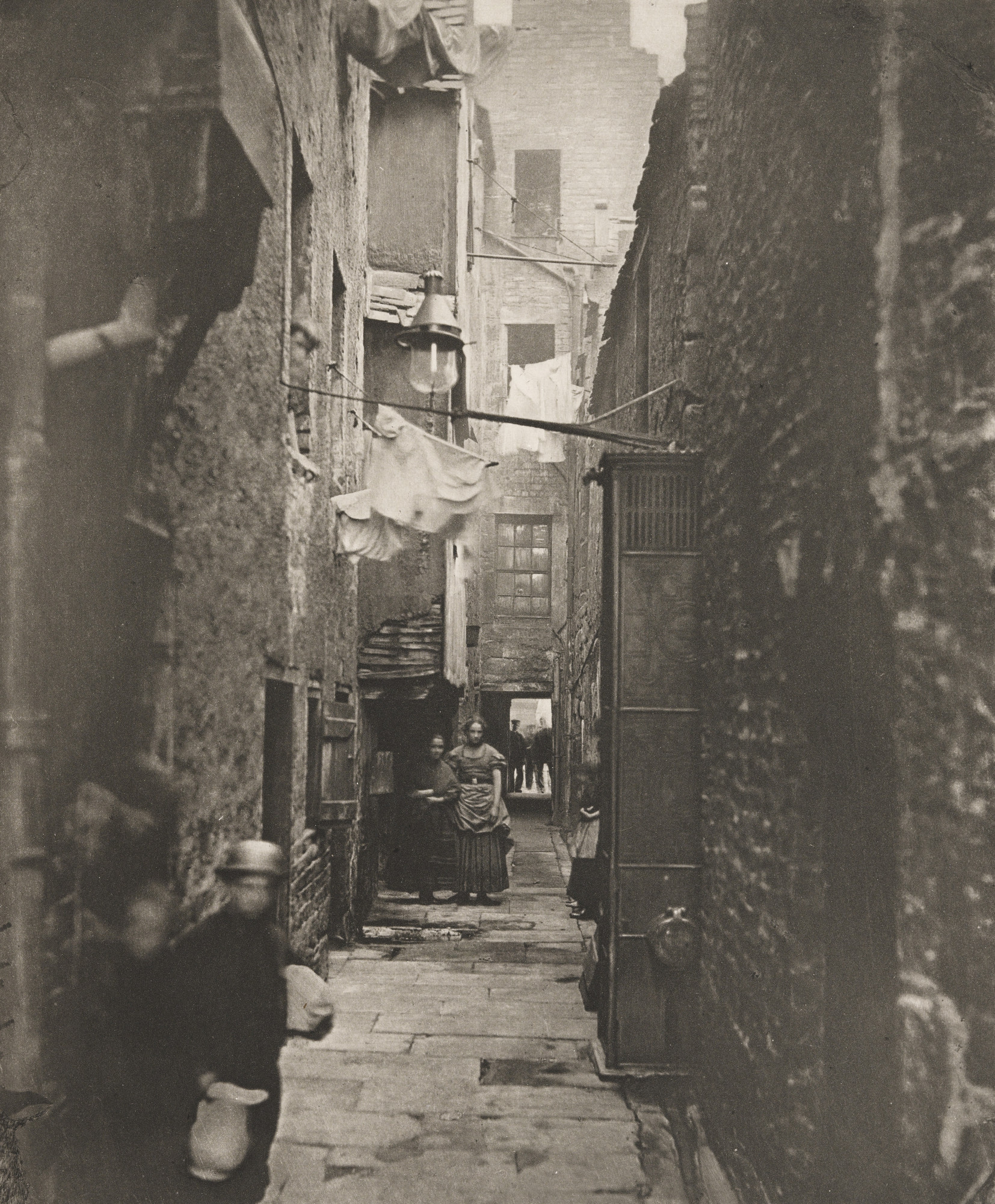 Thomas Annan. Close No. 37 High Street. 1868 | MoMA