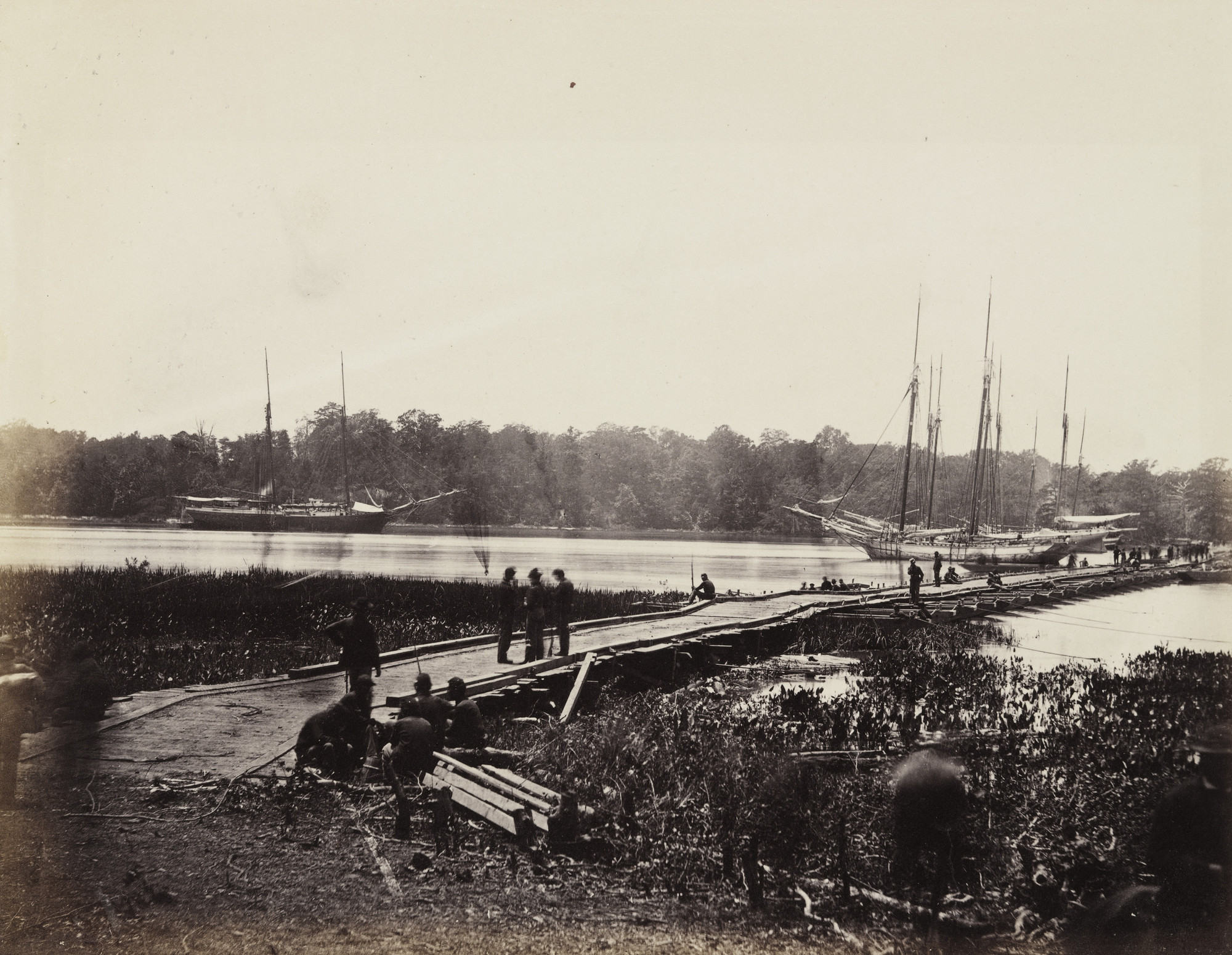Alexander Gardner. Pontoon Bridge across the James