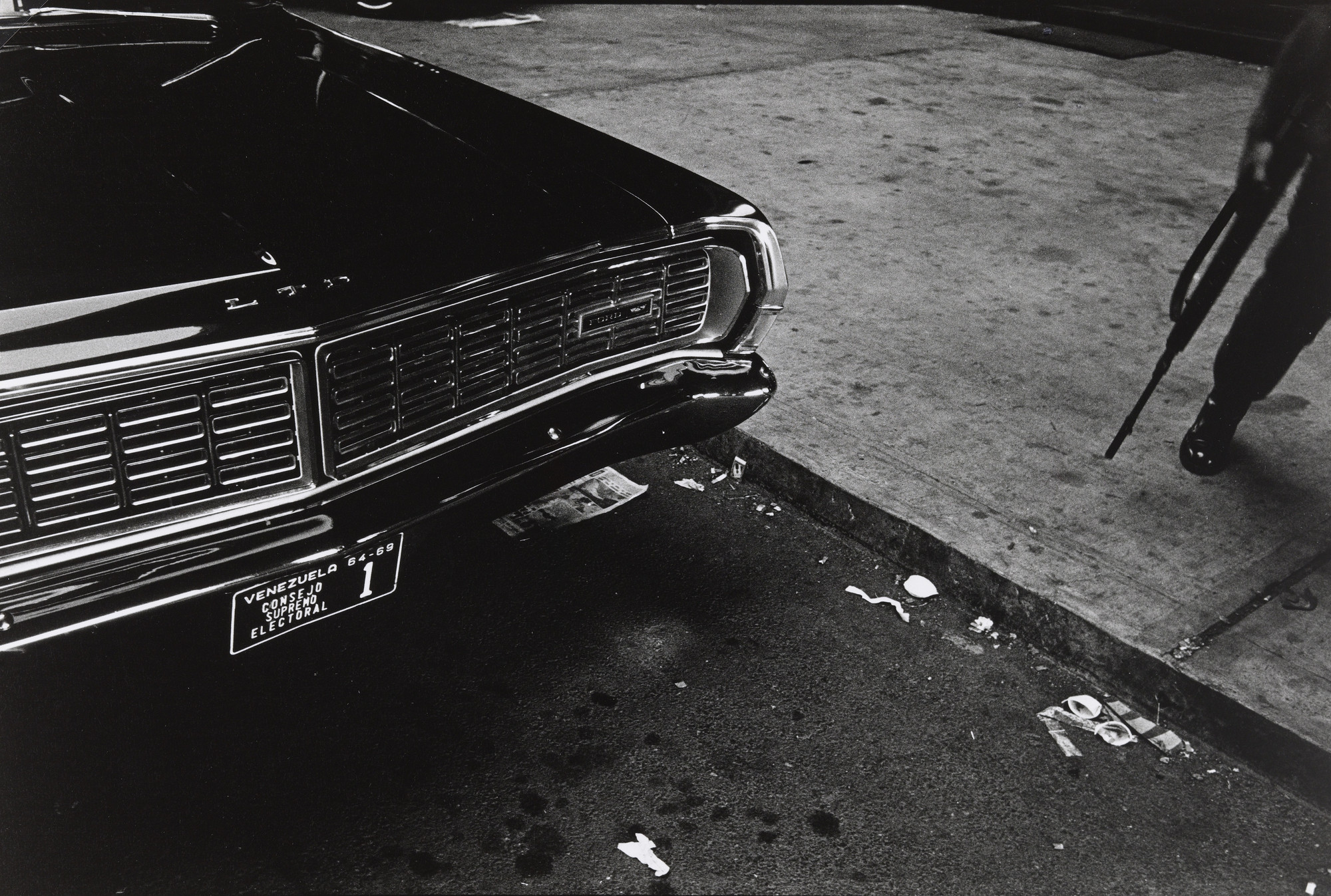 Paolo Gasparini. Car and Gun, Caracas. 1968