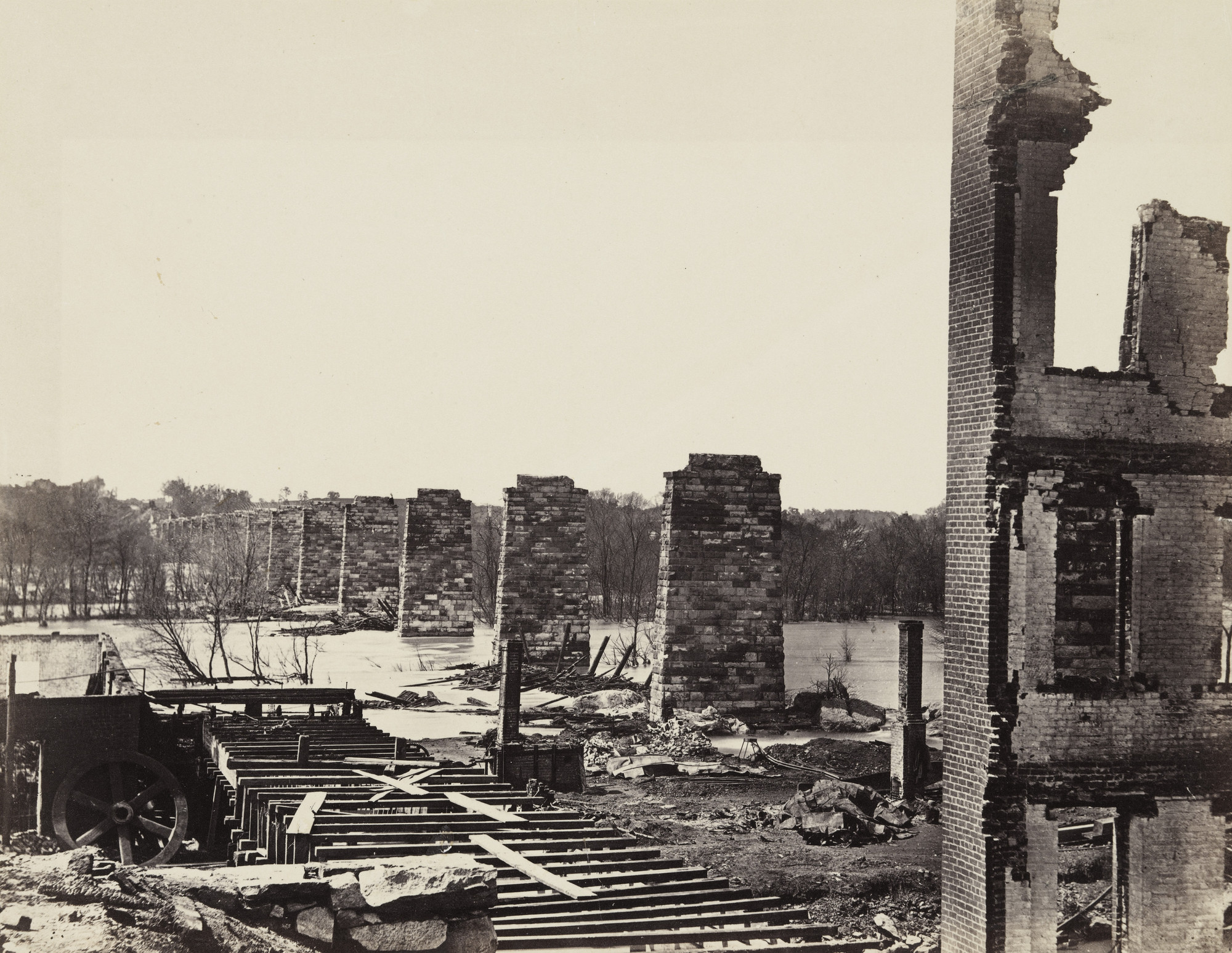 Alexander Gardner. Ruins of Petersburg and Richmond railroad Bridge (across the James)