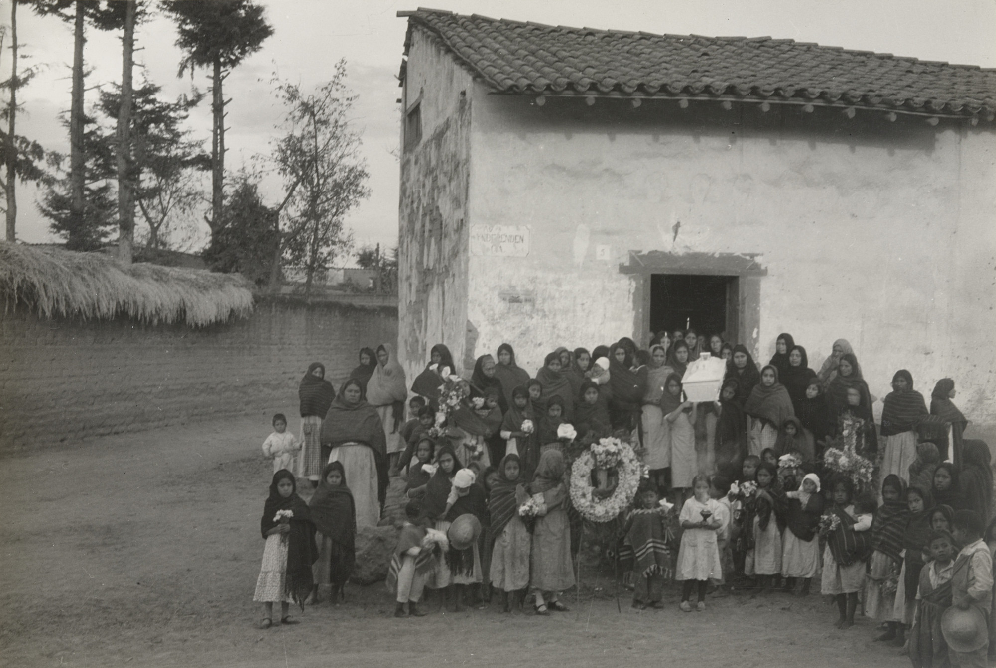 Manuel Álvarez Bravo. Enterramiento en Metepec (Burial at Metepec). 1932