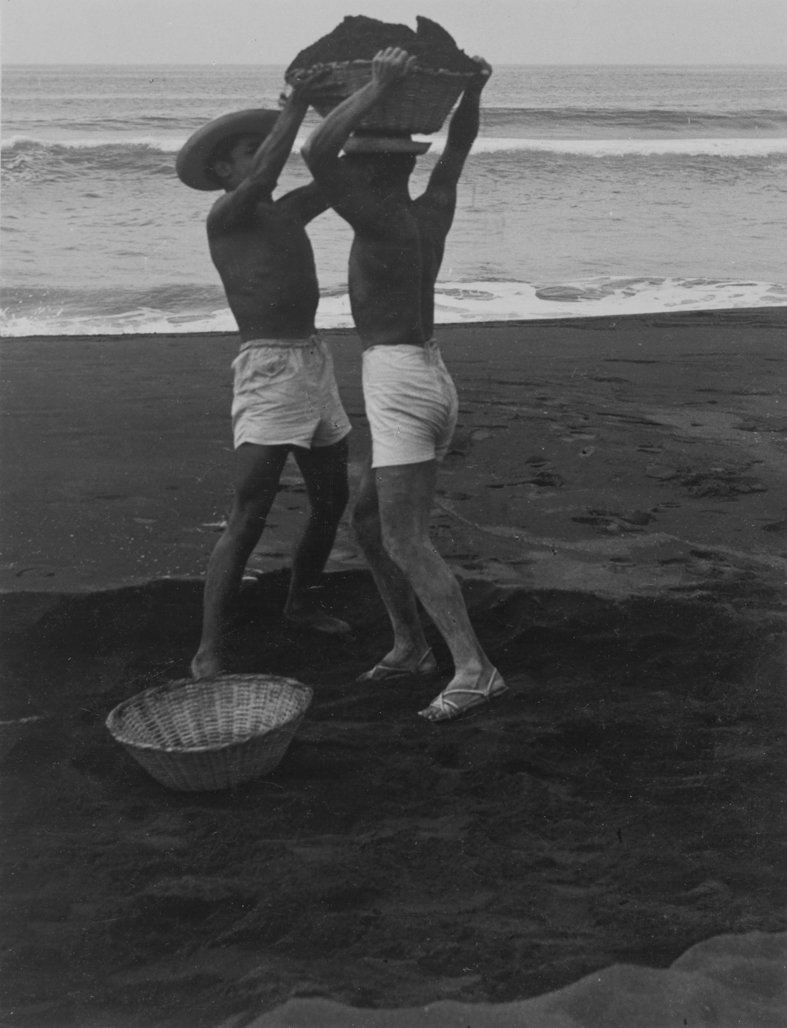 Manuel Álvarez Bravo. Salineros en Cuyutlán 1 (Salt Workers in Cuyutlán 1)