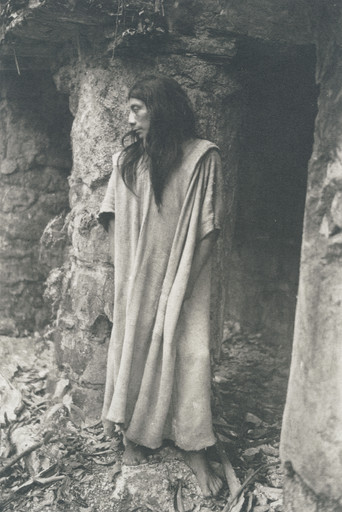Manuel Álvarez Bravo. En el templo del tigre rojo (In the Temple of the Red Tiger). 1949