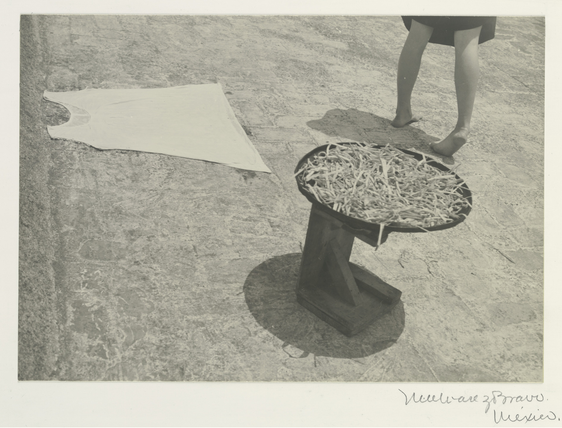 Manuel Álvarez Bravo. Un poco alegre y graciosa (Somewhat Gay and Graceful). 1942