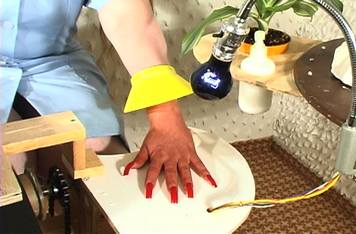 Mika Rottenberg. Mary&#39;s Cherries. 2004