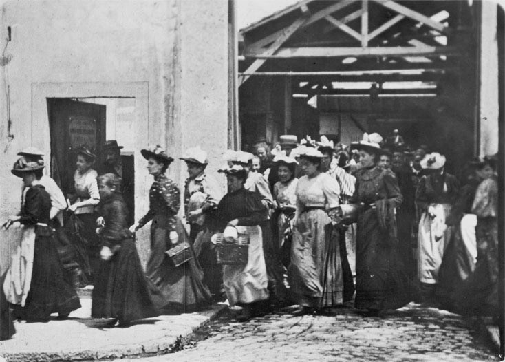 Louis Lumière. Sortie d&#39;usine (Workers Leaving the Lumière Factory). 1895