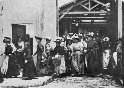 Louis Lumière. Sortie d&#39;usine (Workers Leaving the Lumière Factory). 1895