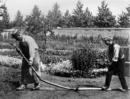 Louis Lumière. L'Arroseur est arrosé (Teasing the Gardener)