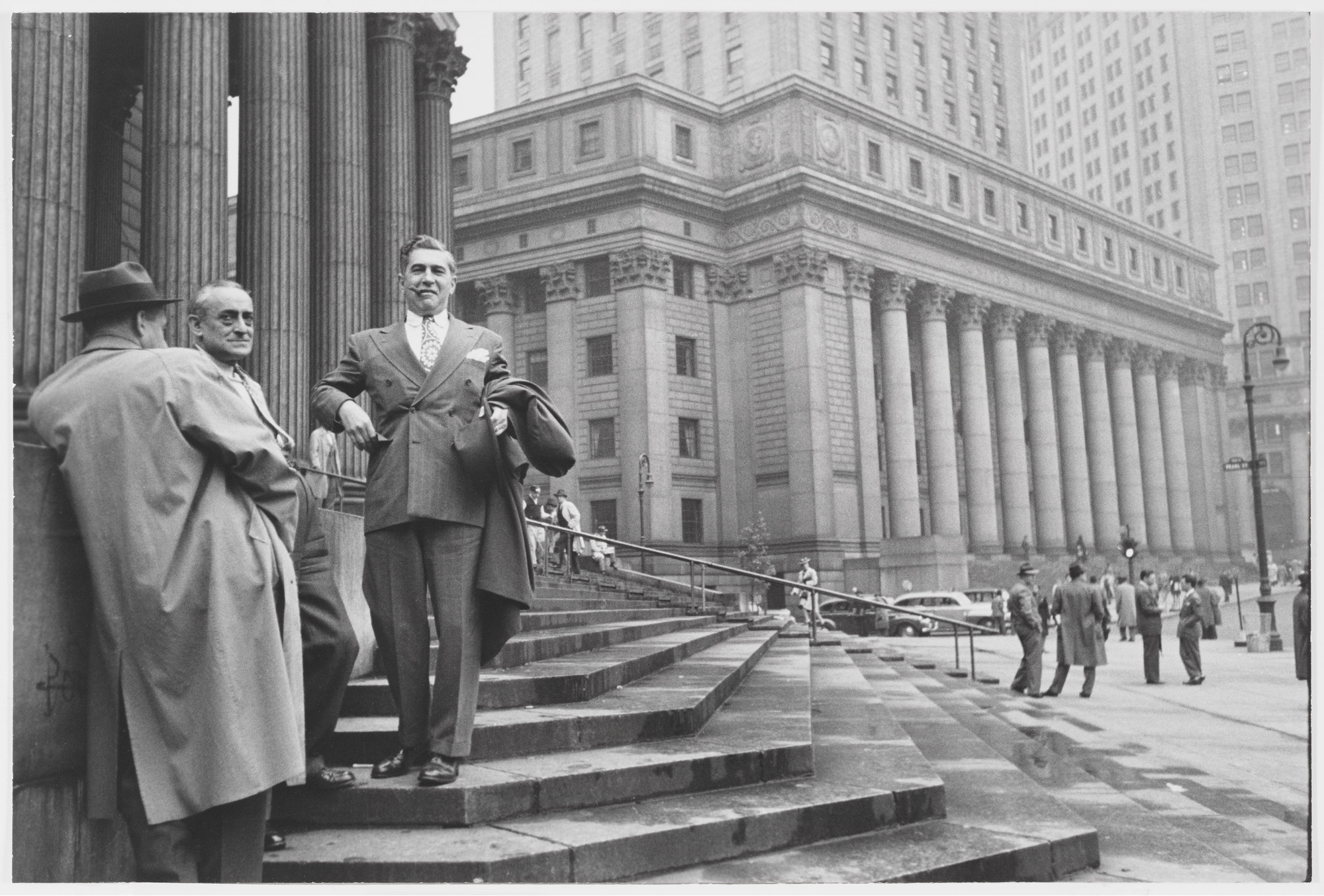 アート・デザイン・音楽 HENRI CARTIER BRESSON PHOTOGRAPHER Henri Cartier-Bresson. Near the Hall of Records, New York