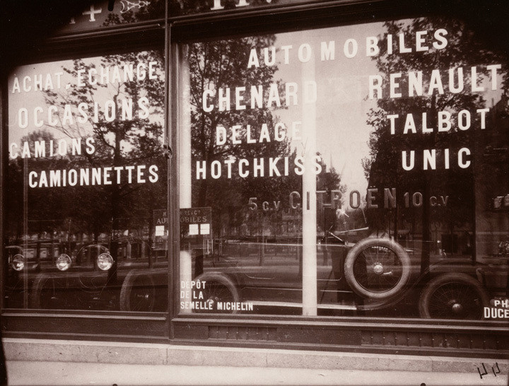 Eugène Atget. Boutique automobile, avenue de la Grande Armée. 1924