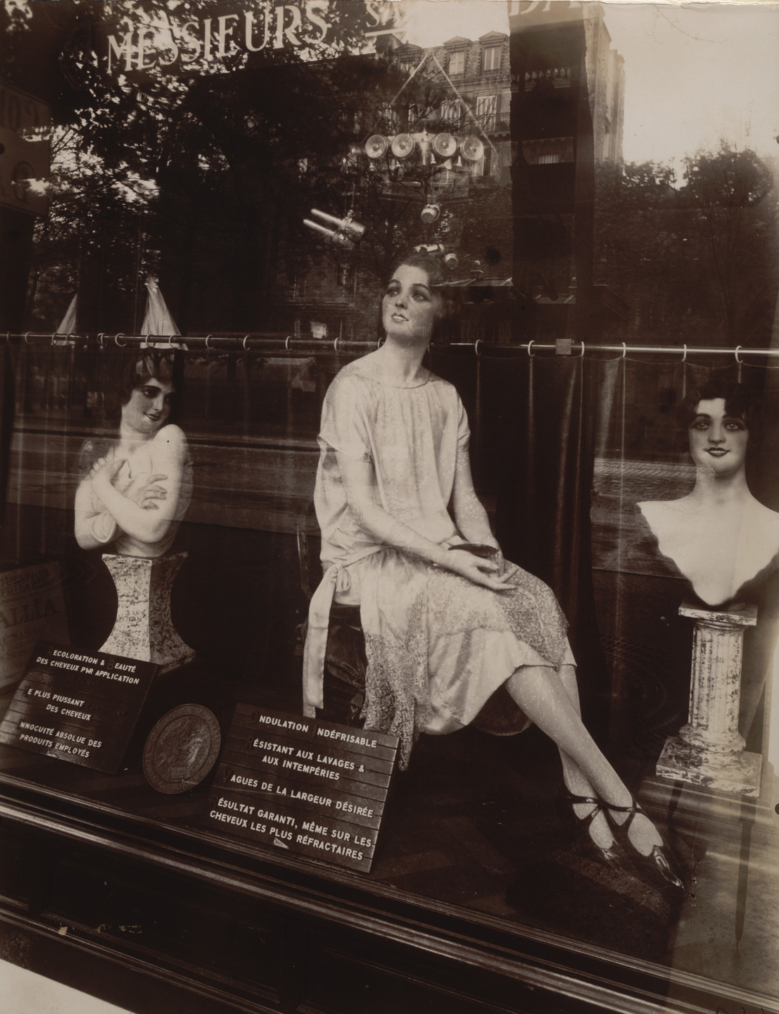 Eugène Atget. Coiffeur, avenue de l&#39;Observatoire. 1926