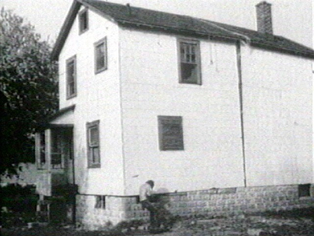 Gordon Matta-Clark. Splitting. 1974
