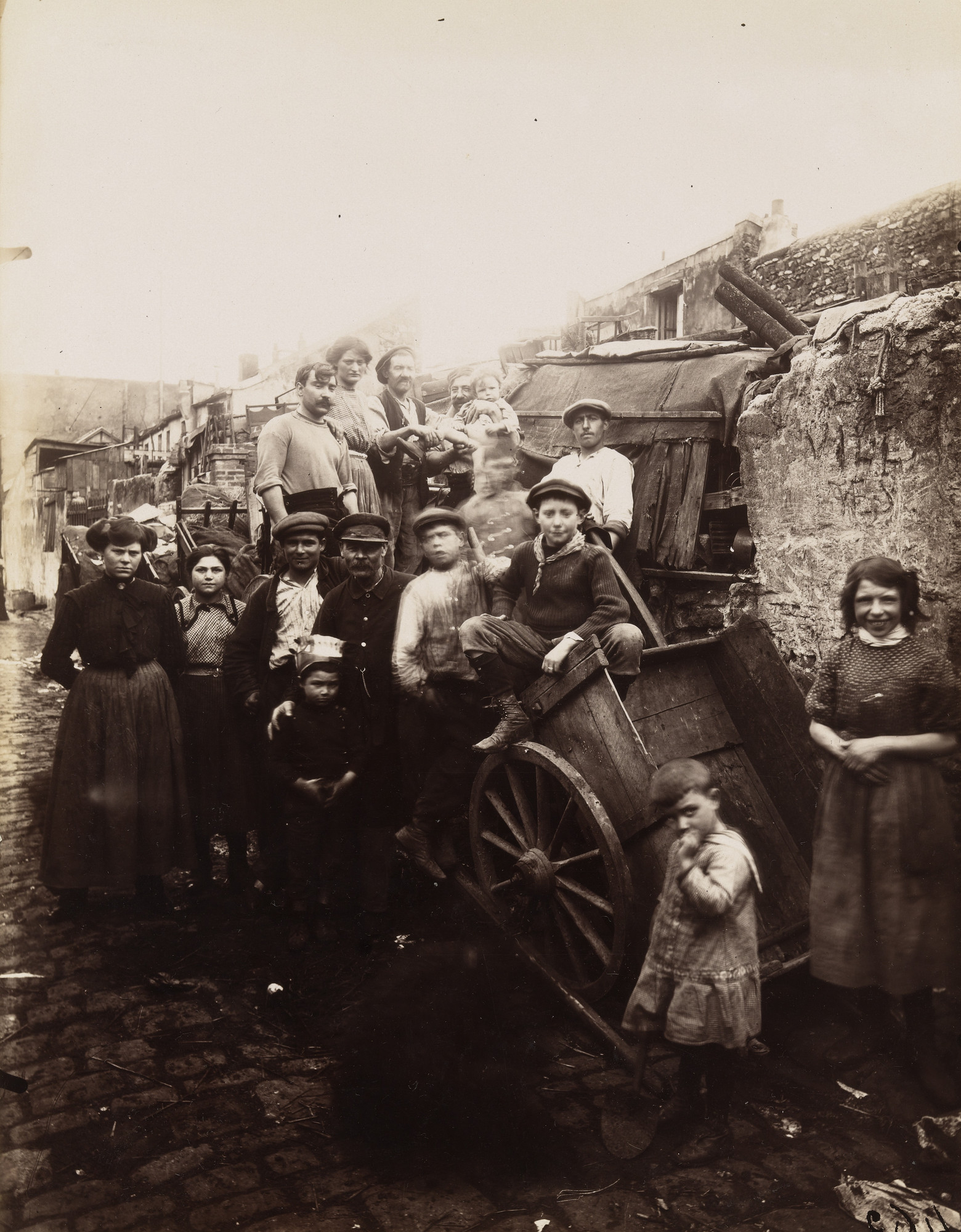 Eugène Atget. Porte d'Asnières, Cité Valmy. 1913 | MoMA