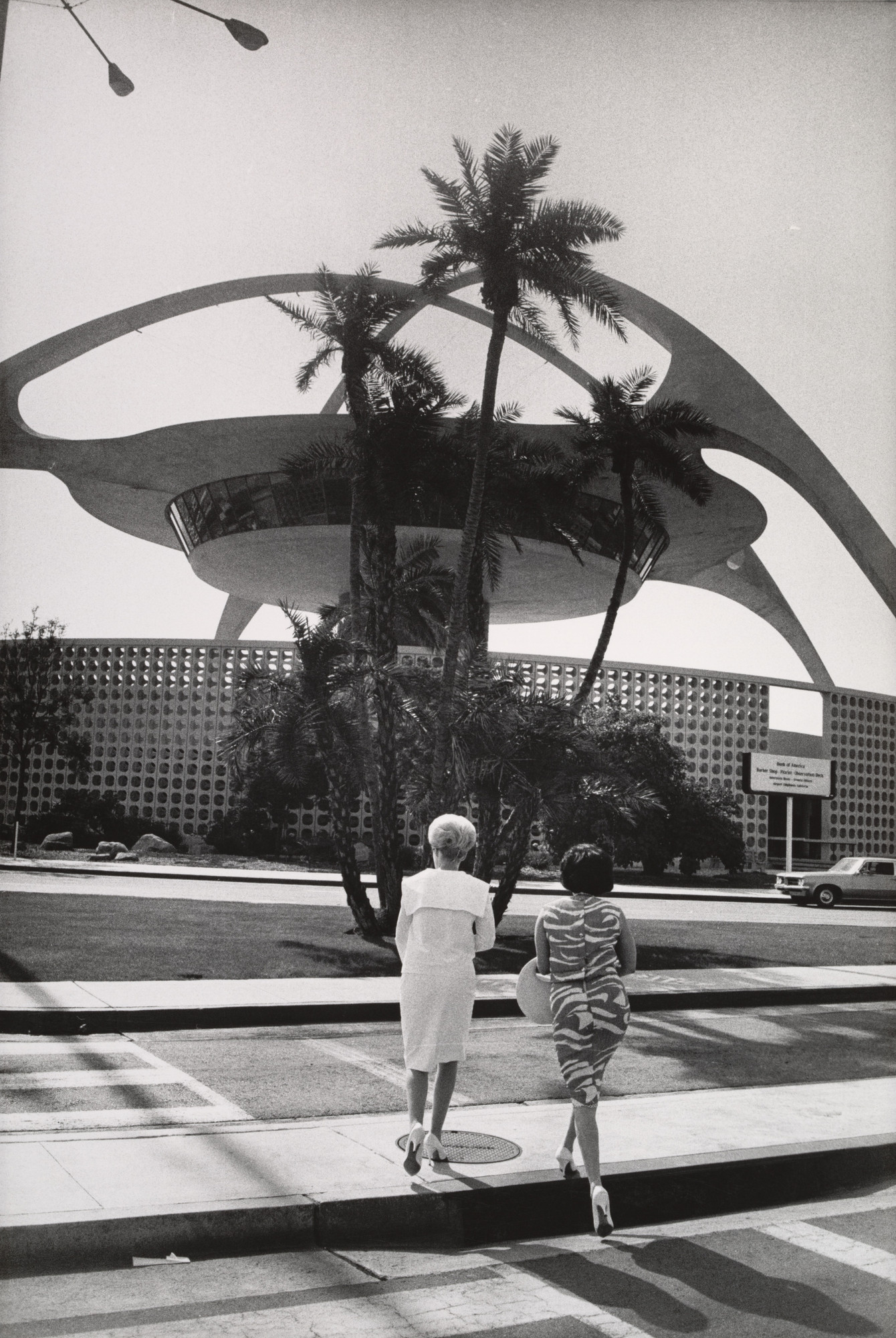 Garry Winogrand. Los Angeles International Airport