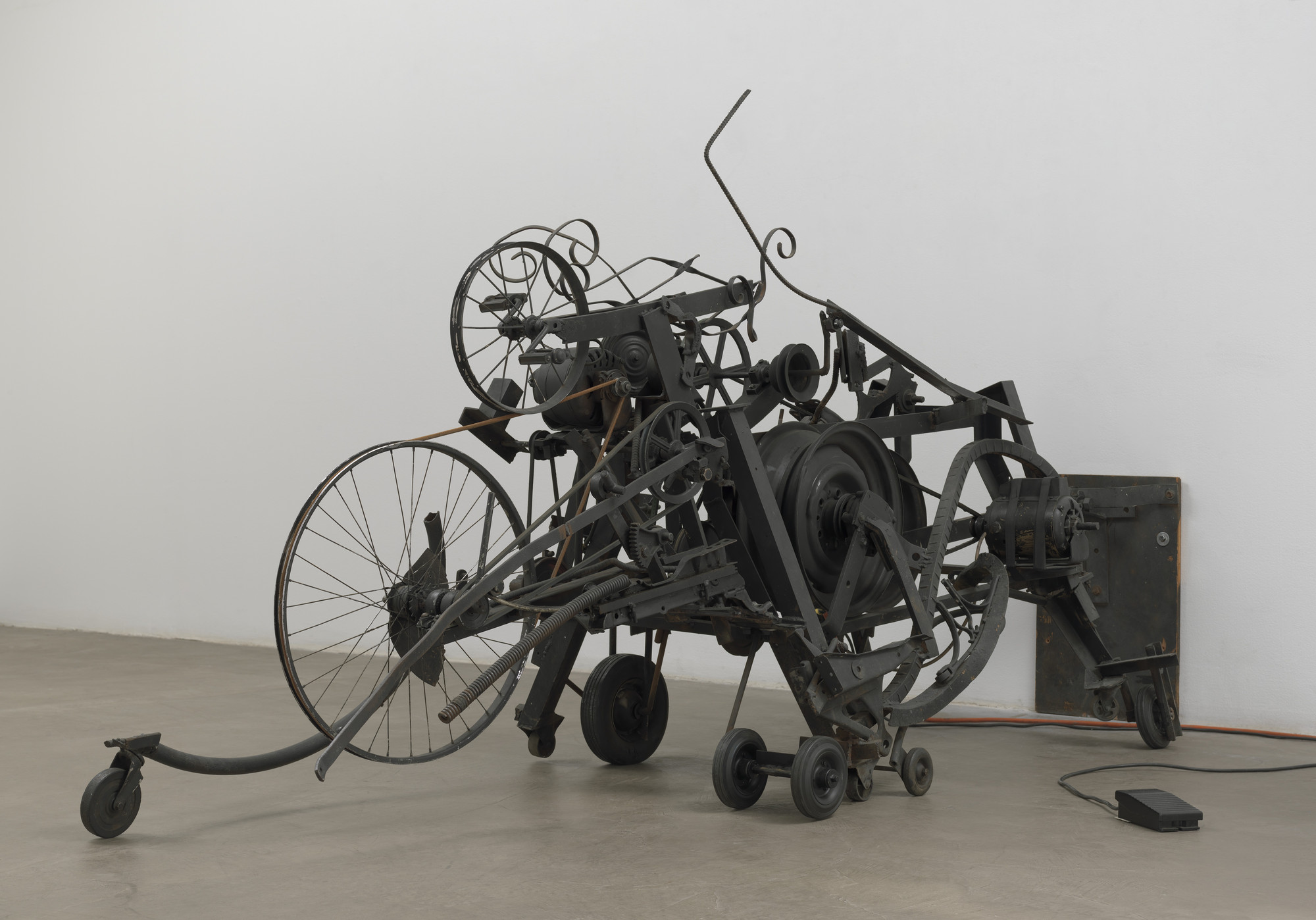 Jean Tinguely. Hannibal No.1
