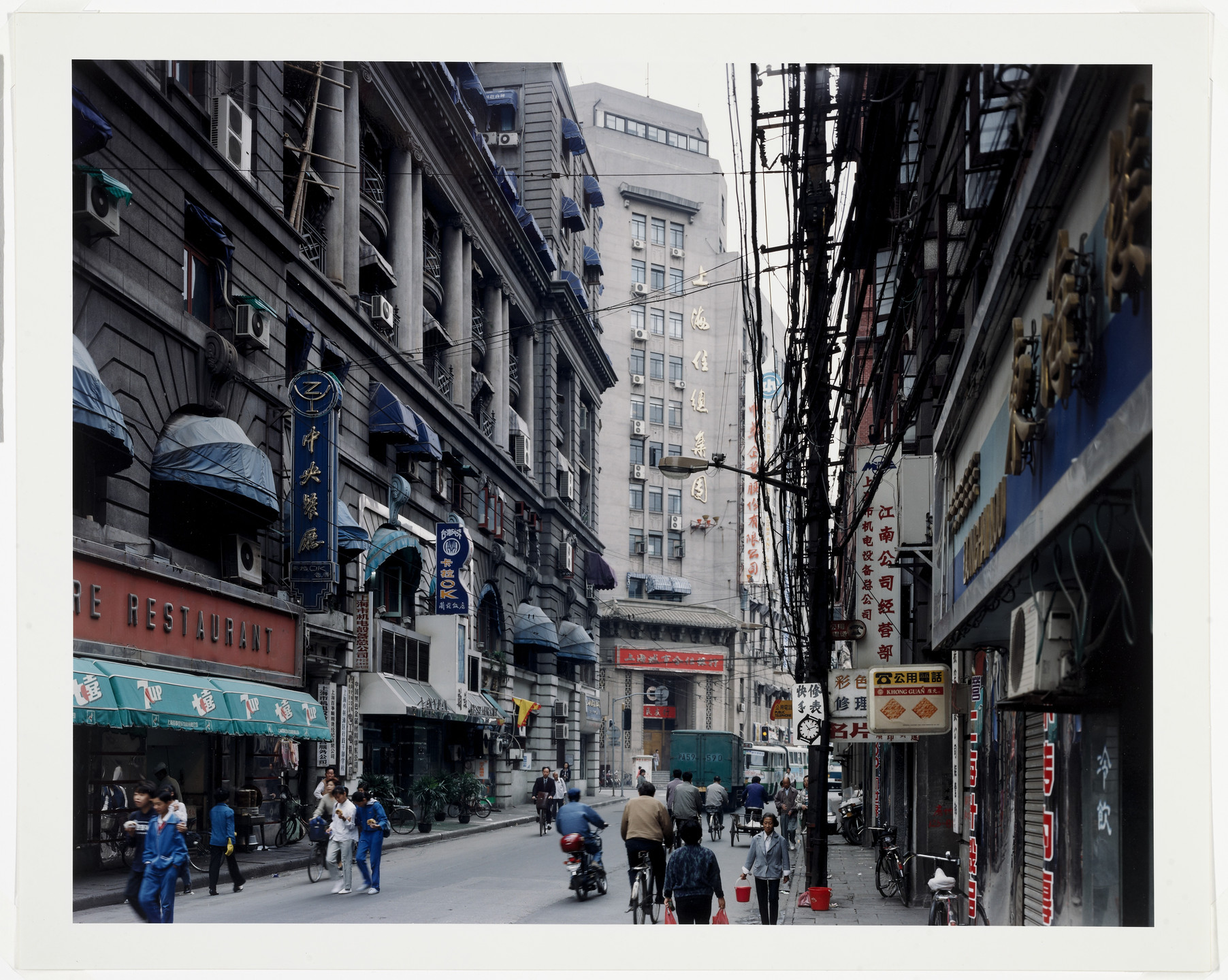 Thomas Struth. Jiangxi Zhong Lu, Shanghai 1996 (for Parkett no. 50/51). 1997