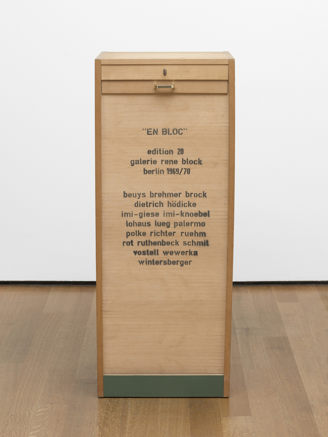 Various Artists, Joseph Beuys, K. P. Brehmer, Bazon Brock, Hans Joachim Dietrich, Rainer (Imi) Giese, K. H. Hödicke, Imi Knoebel, Bernd Lohaus, Konrad Lueg, Blinky Palermo, Sigmar Polke, Gerhard Richter, Dieter Roth, Gerhard Rühm, Reiner Ruthenbeck, Tomas Schmit, Wolf Vostell, Stefan Wewerka, Lambert Maria Wintersberger. En Bloc. 1969–72