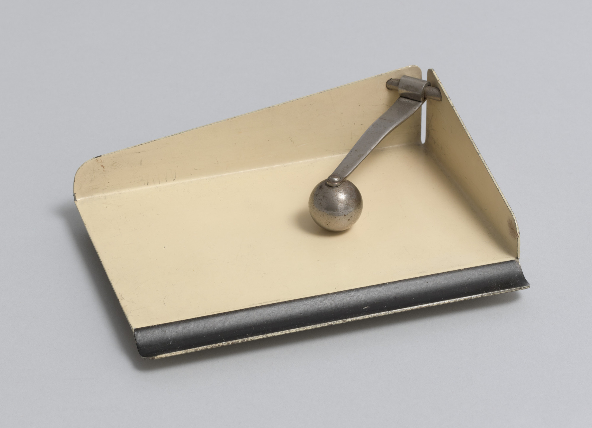 Marianne Brandt. Paper Tray