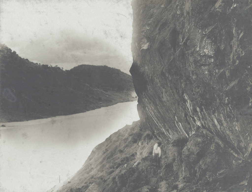 Gaillard Cut. Profile of Contractor's Hill showing overhanging rock