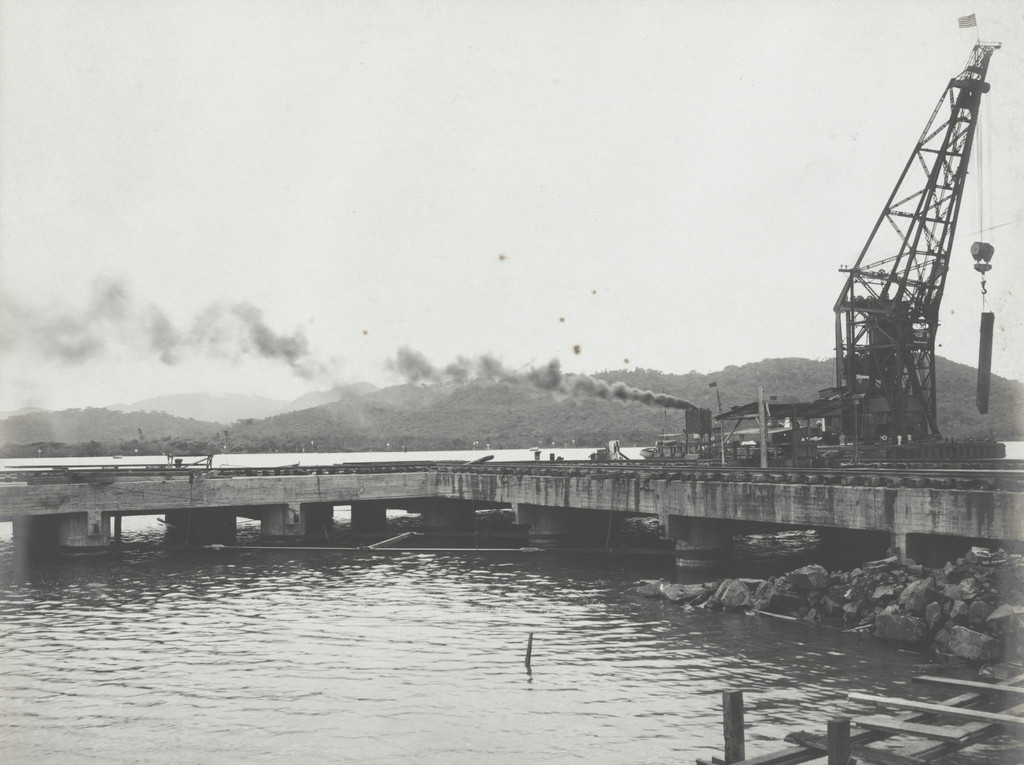 Balboa Terminals. Angle at rear of Dock d-e-f showing additional ties