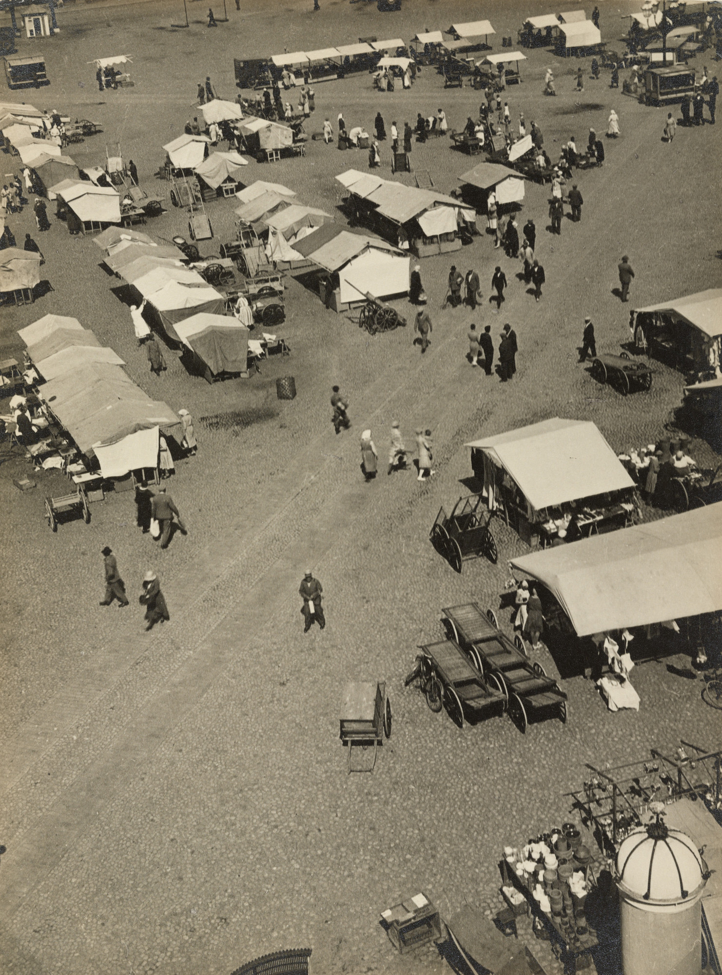László Moholy-Nagy. Market from Above, Åbo, Finland