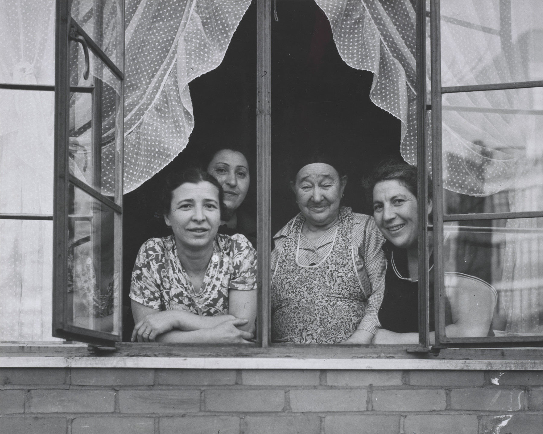 Peter Sekaer. Jewish Tenants in Williamsburg Housing Project. 1939