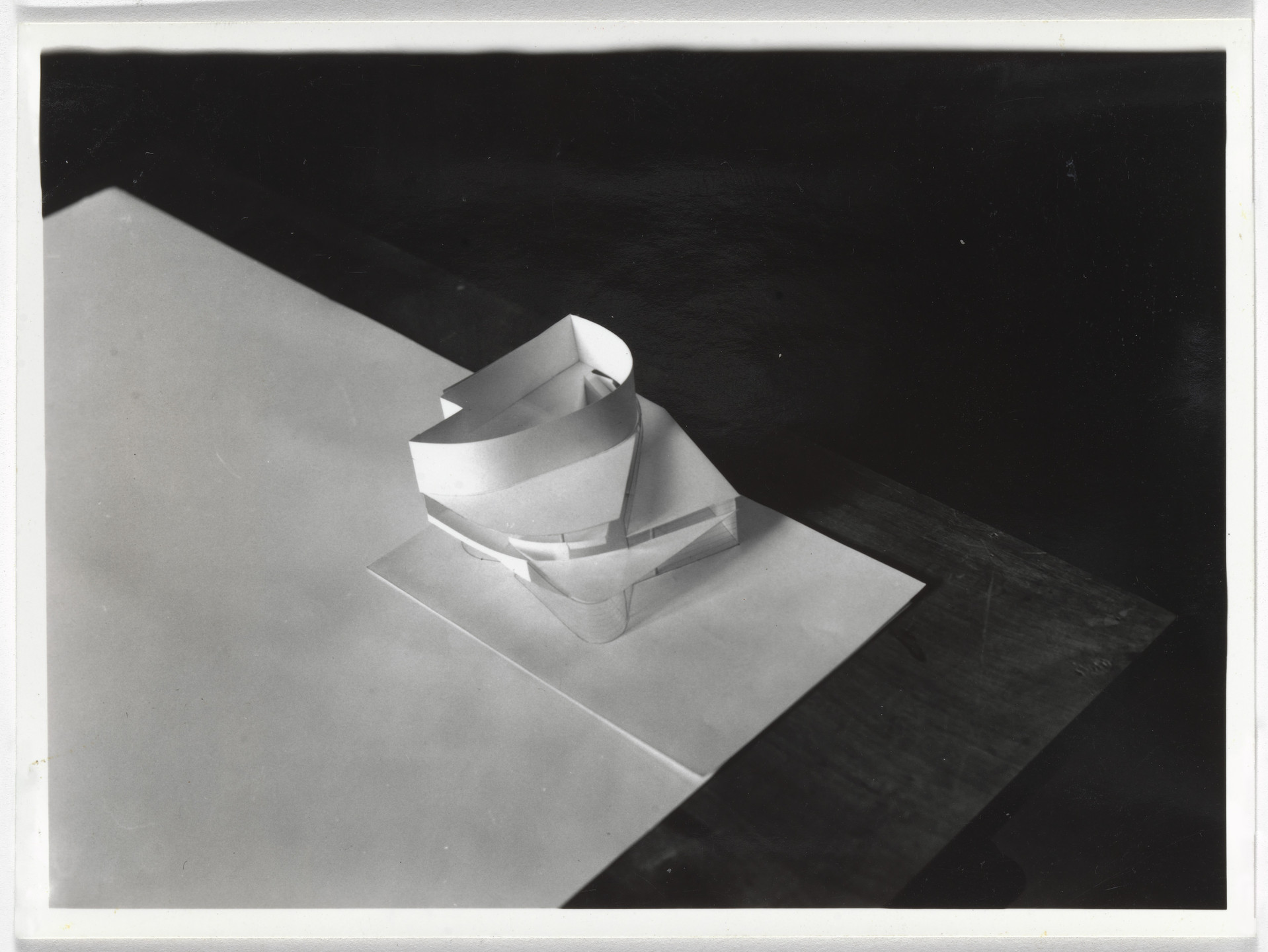 Álvaro Siza. Banco Pinto &amp; Sotto Mayor, Oliveira de Azeméis, Portugal (View of the model). 1971-1974