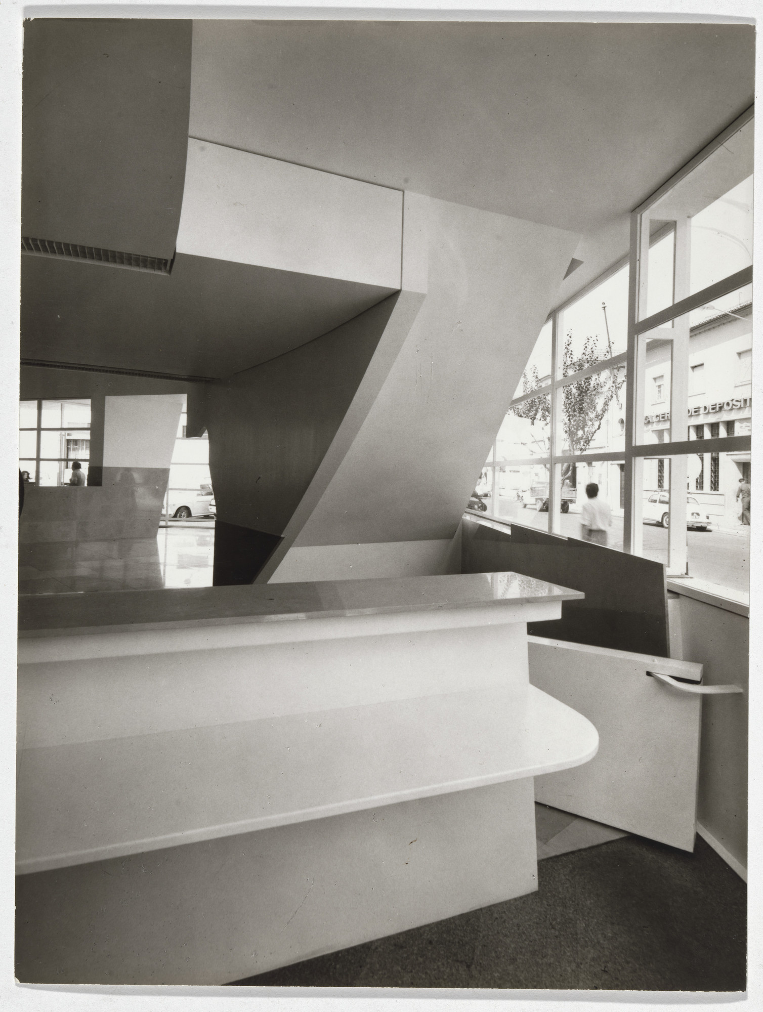 Álvaro Siza. Banco Pinto & Sotto Mayor, Oliveira de Azeméis, Portugal