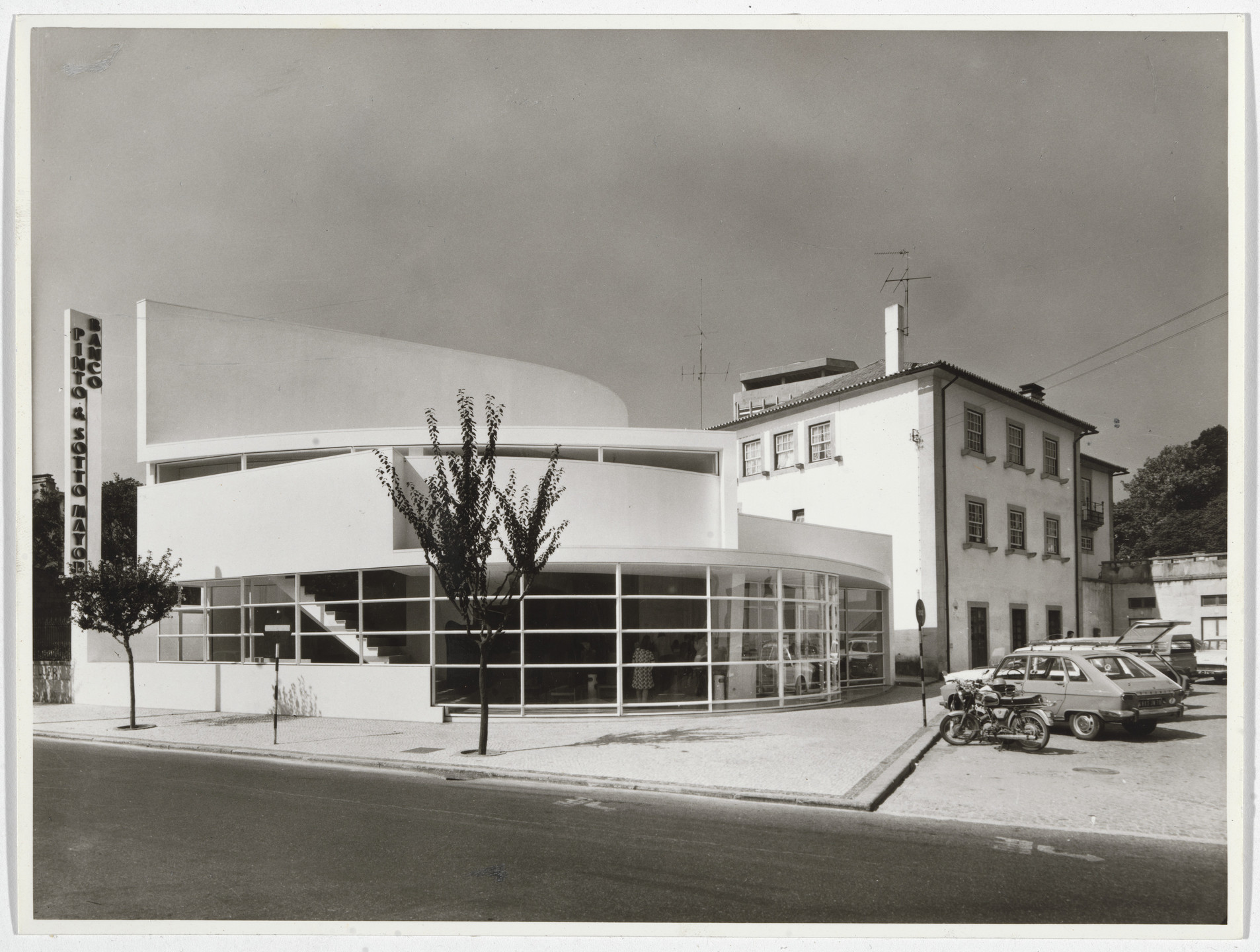 Álvaro Siza. Banco Pinto &amp; Sotto Mayor, Oliveira de Azeméis, Portugal (Exterior view). 1971-1974