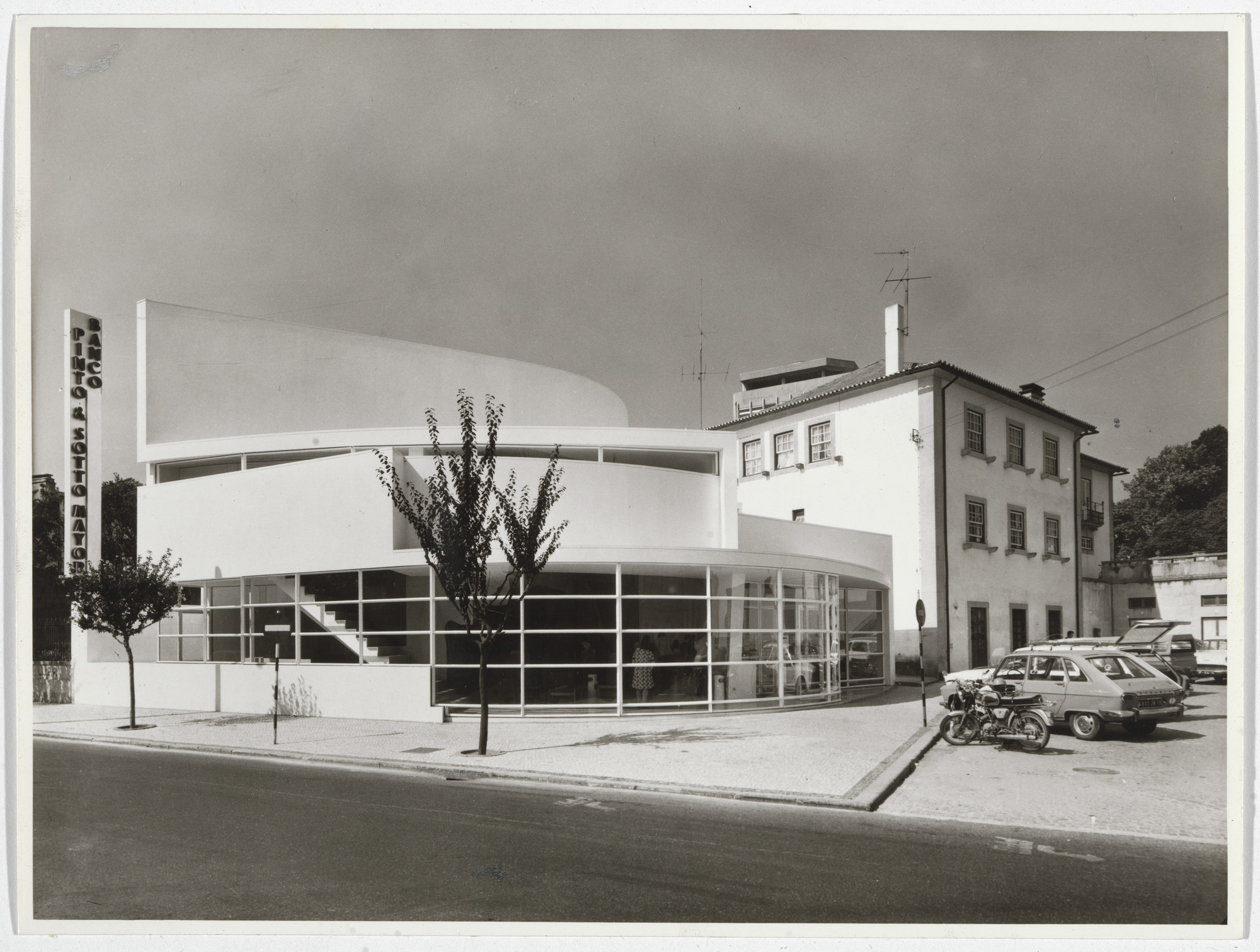 Álvaro Siza. Banco Pinto & Sotto Mayor, Oliveira de Azeméis