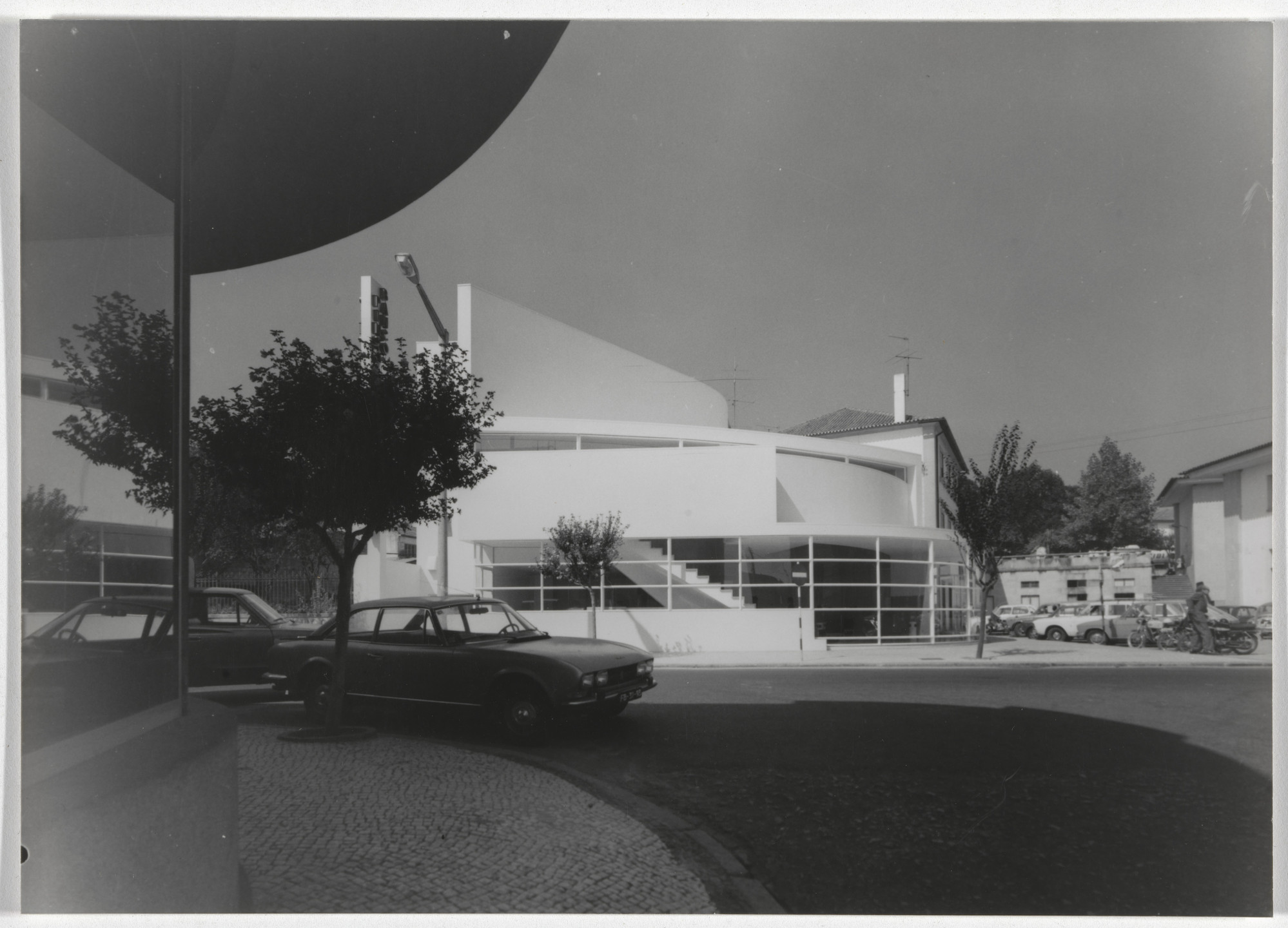 Álvaro Siza. Banco Pinto &amp; Sotto Mayor, Oliveira de Azeméis, Portugal (Exterior view). 1971-1974