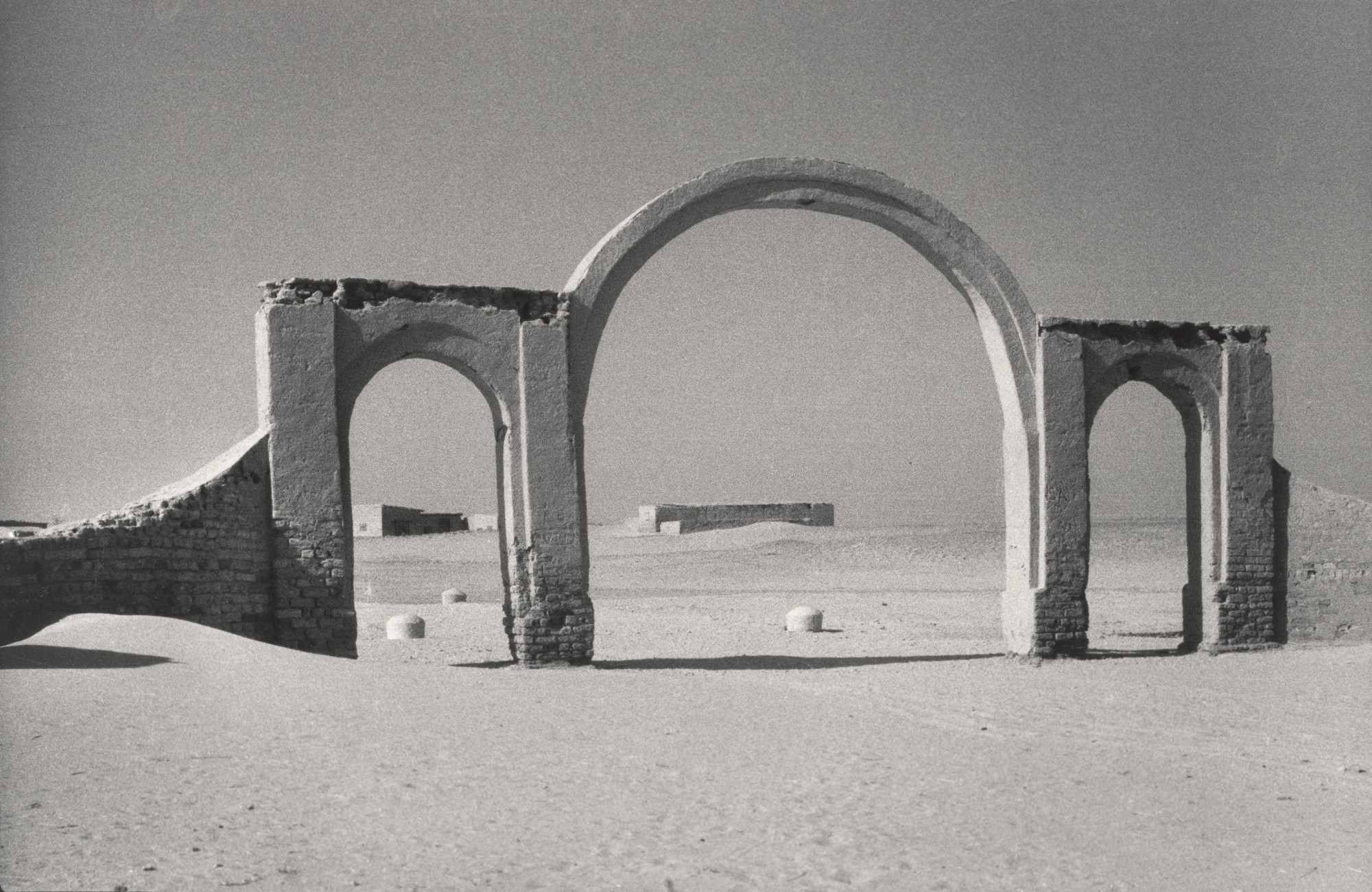 Dorothea Lange. Arches, Egypt. 1963