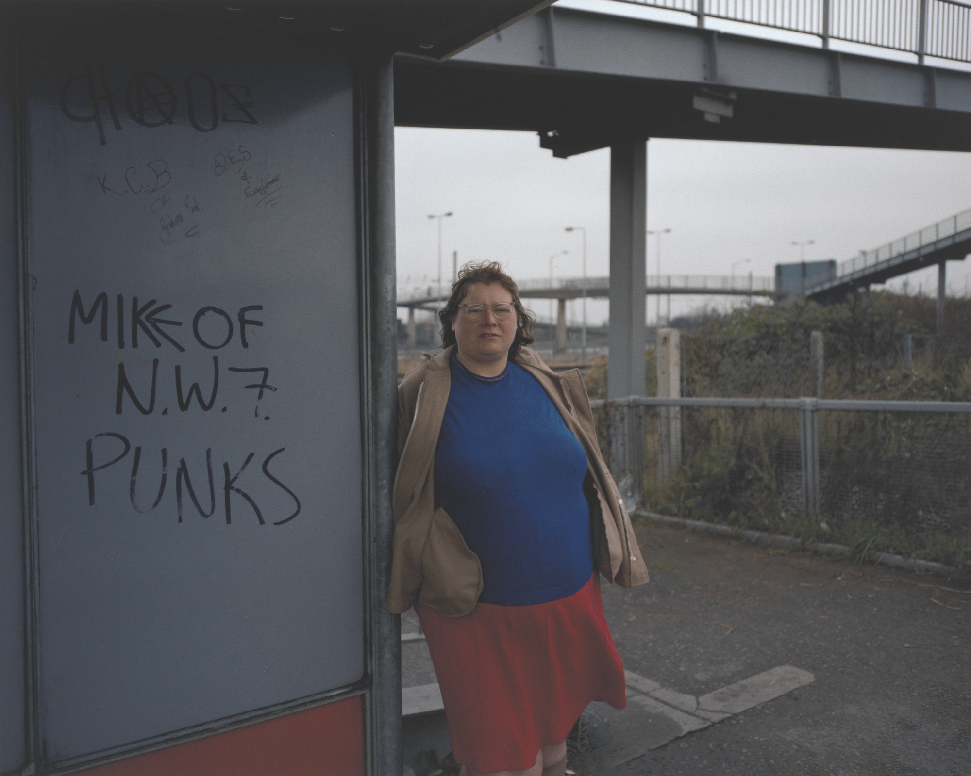 Paul Graham. Woman at Bus Stop, Mill Hill, North London