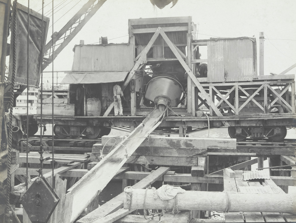 Panama R.R. new docks. Sealing Caissons. Pier No. 7