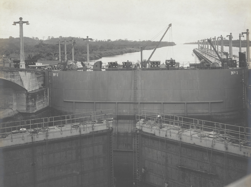 Gatum Locks. Lock entrance caisson in place in lower-west chamber