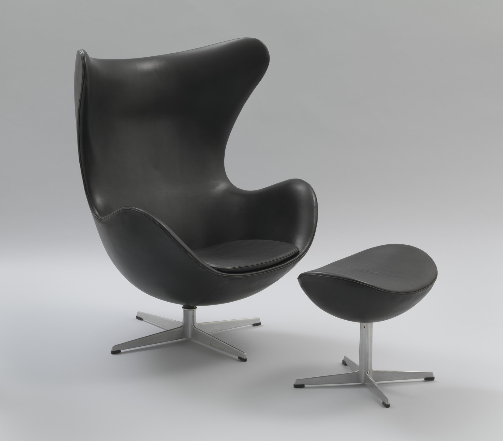 Arne Jacobsen. Egg Chair and Ottoman. 1958